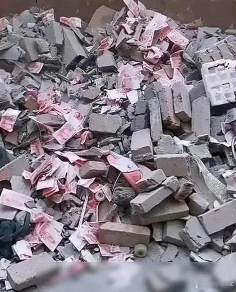 帮人拆老房子碰到这种情况该怎么办？要不要通知房主一下呢？ 