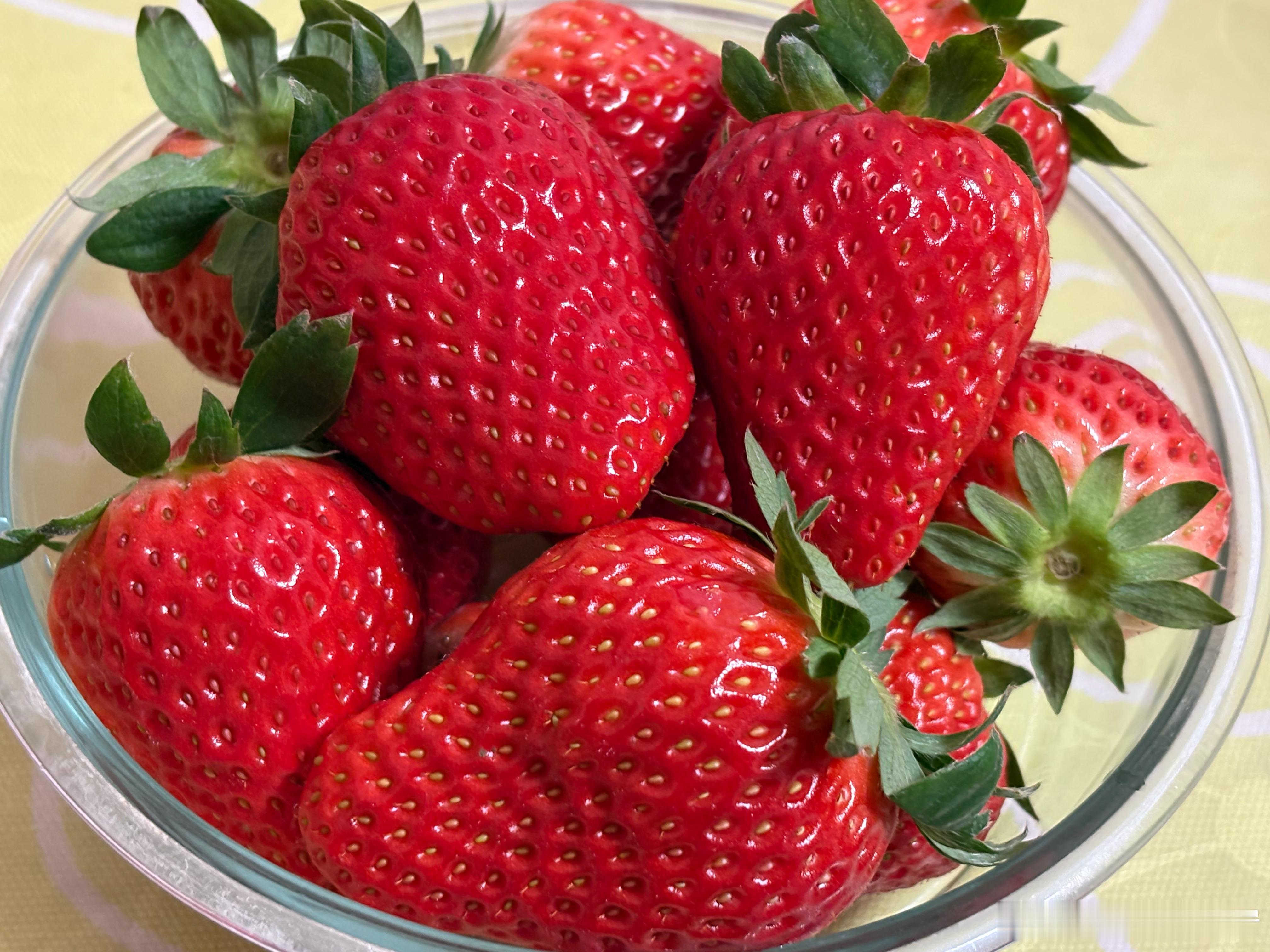 生活手记 今冬头茬草莓，真的甜到心里，只因为心里怀揣着一颗最甜的🍓， 吃啥草莓