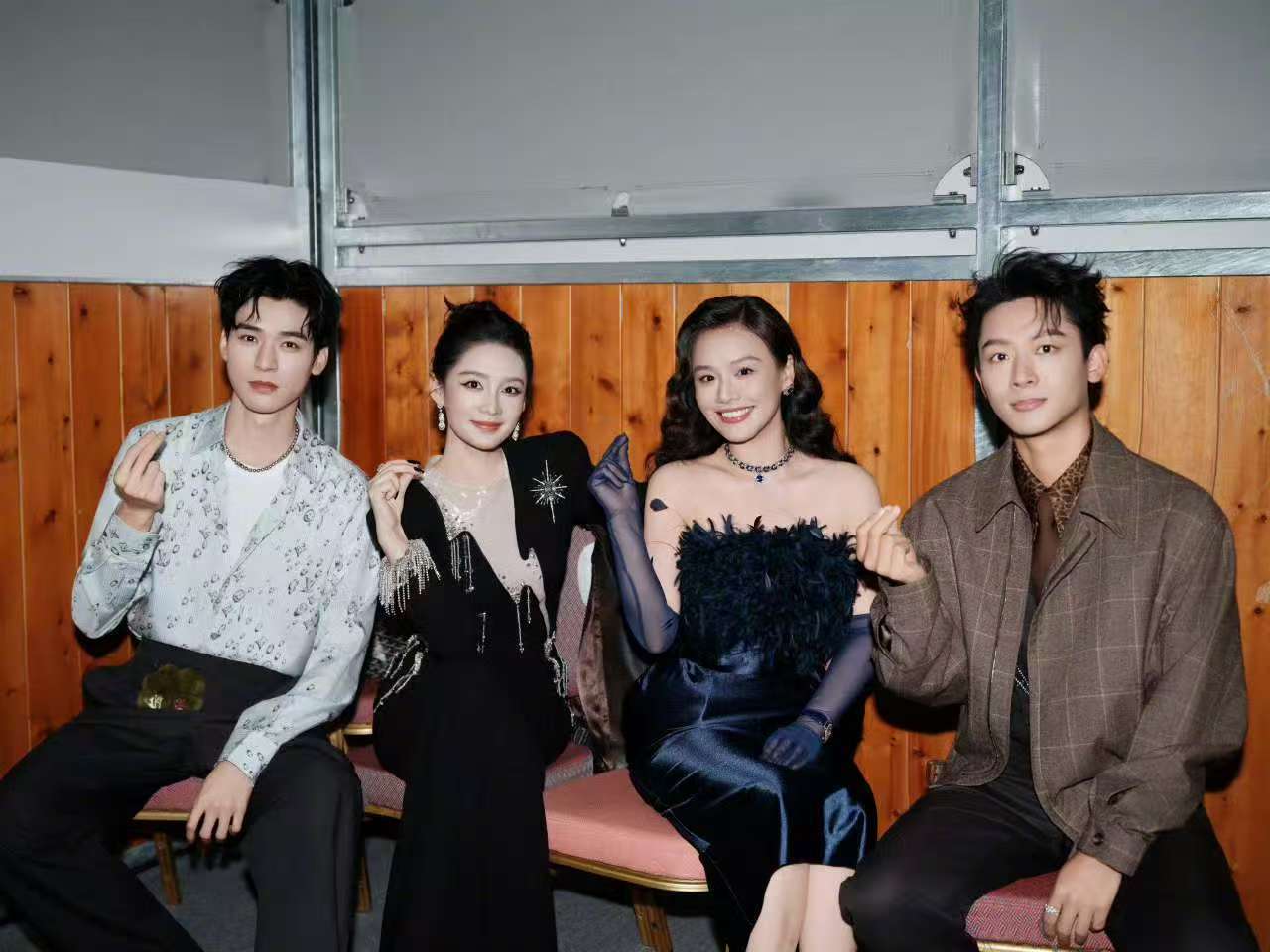 李沁龚俊张晚意合照 李沁晒与龚俊张晚意合照 李沁龚俊张晚意合照来啦！ ​​​