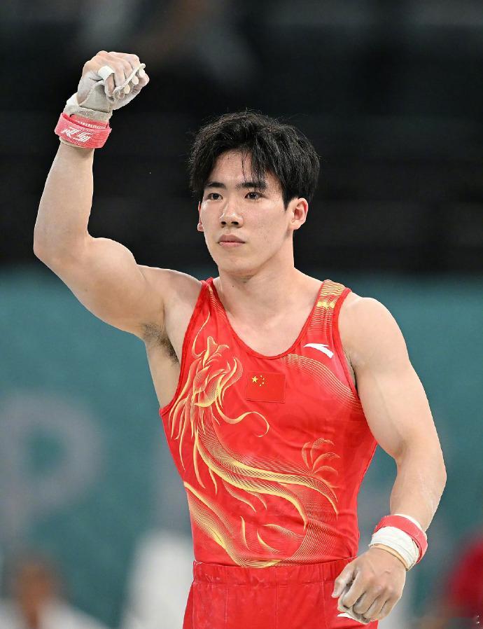 #张博恒新锐力量新鲜上场# 张博恒在奥运体操男团决赛中表现出的坚持与勇气💪，不