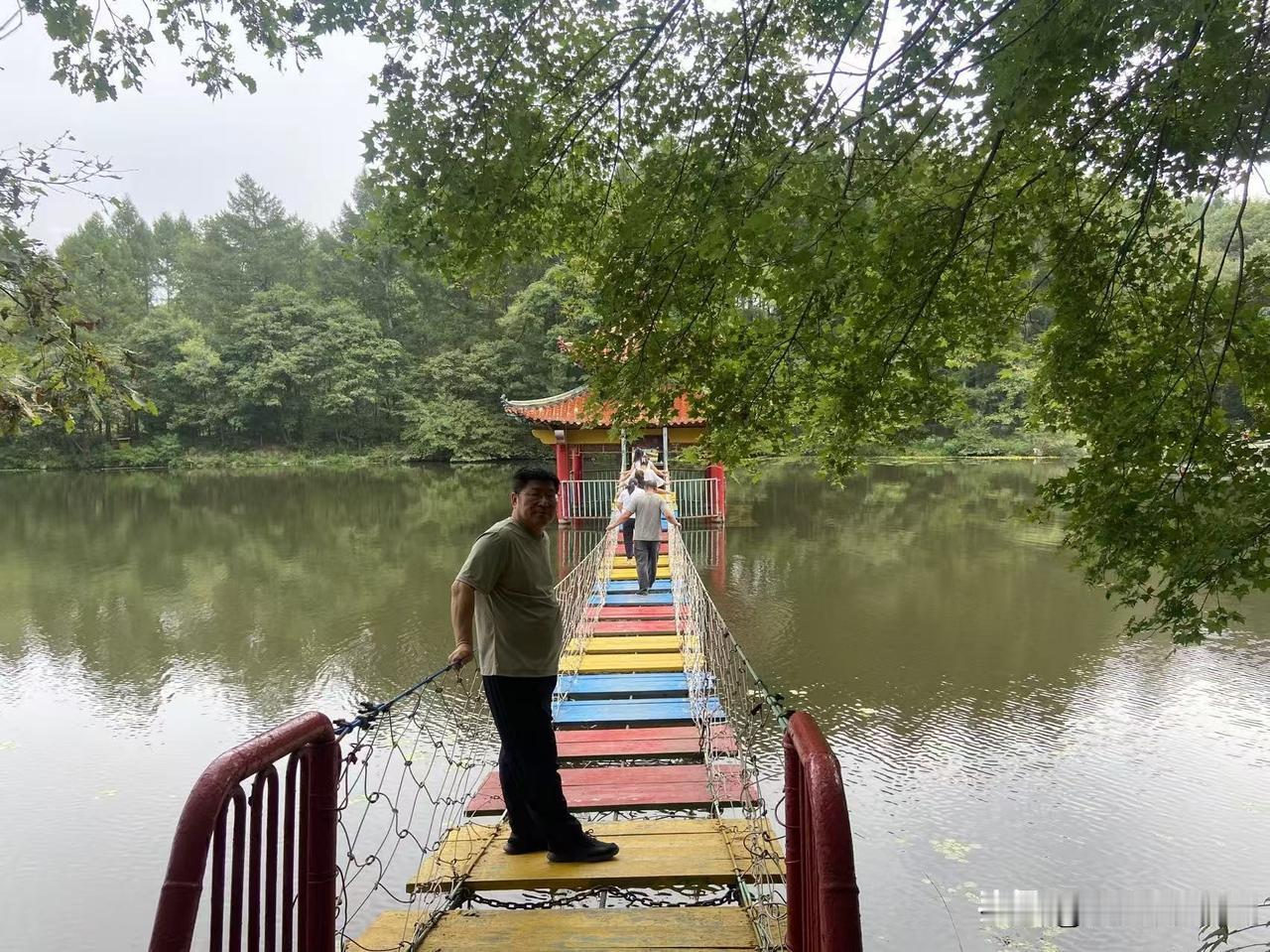 今天有个人和我聊天，他说：你看每个人好像人模狗样的，其实你没有深入他的真实生活，