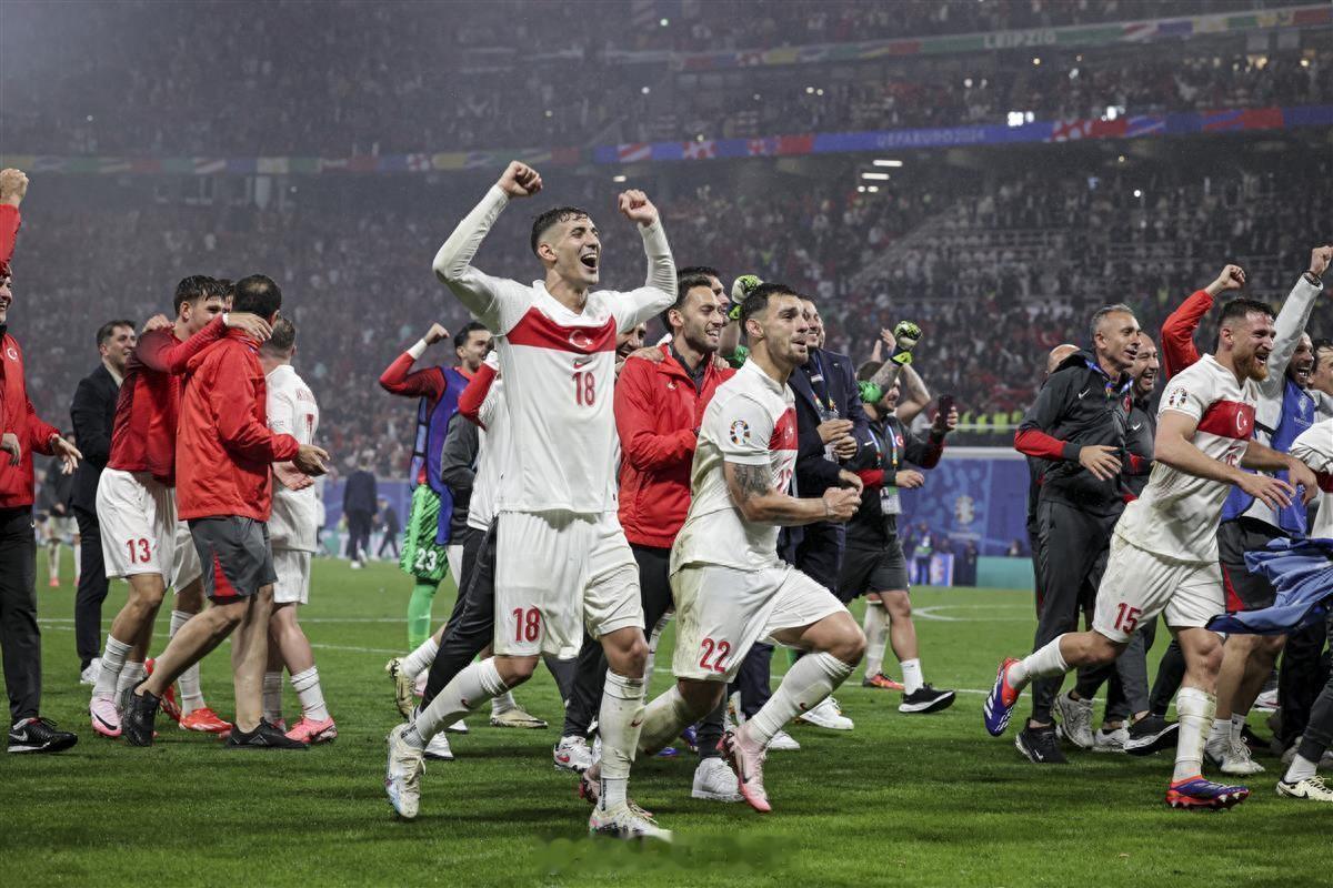 #欧洲杯最大黑马土耳其# 3：0！北京时间7月3日凌晨进行的1/8决赛荷兰对阵罗