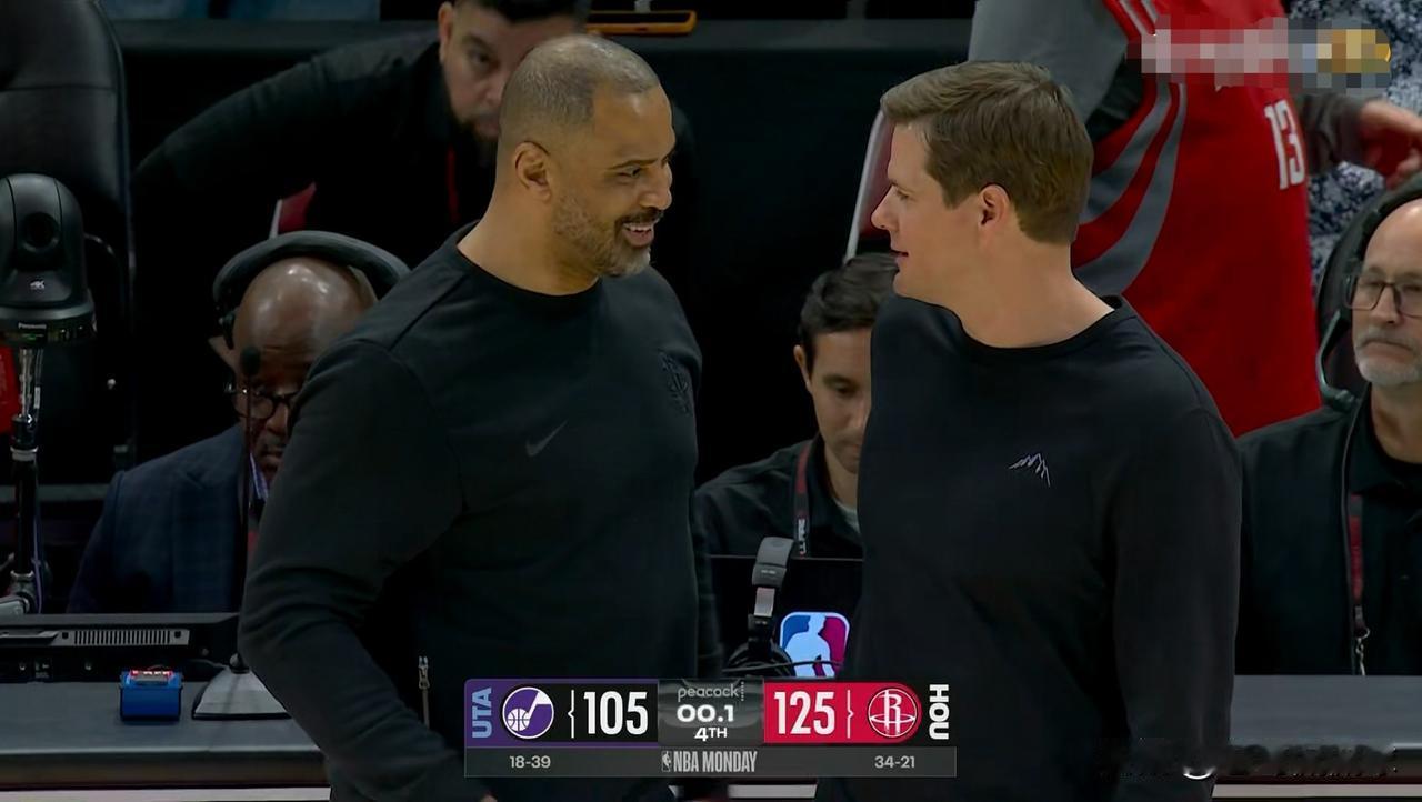 火箭主帅乌度卡真是开心坏了！在今天火箭主场迎战爵士的比赛中，当时距离全场比赛结束