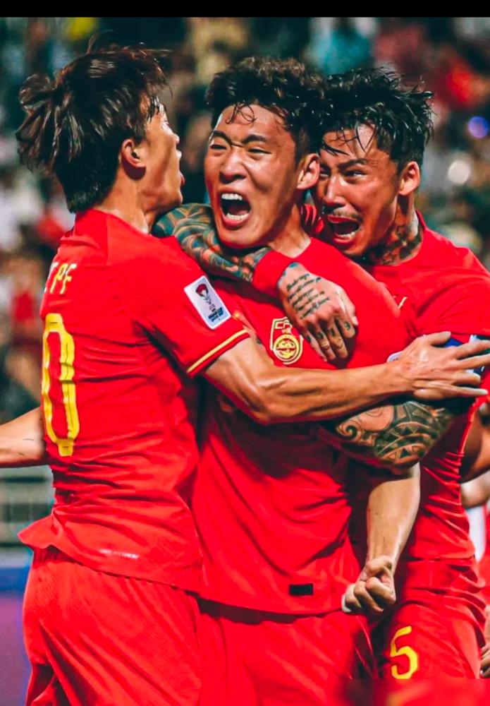 国足与巴林的对决充满期待，但有几件事值得关注：

首先，王大雷近期的言论让人感到