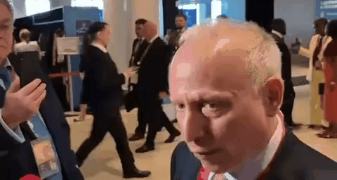 🇬🇧🇷🇺在圣彼得堡举行的一场论坛上，BBC驻俄罗斯记者史蒂夫·罗森伯格（