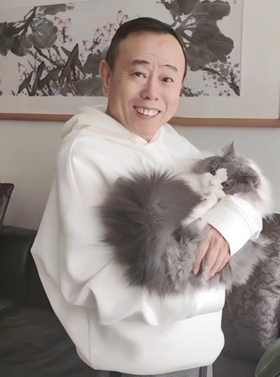 1998年，潘长江看中了北京一套紧临长安街的房子，一共266平方米，一进门就是1