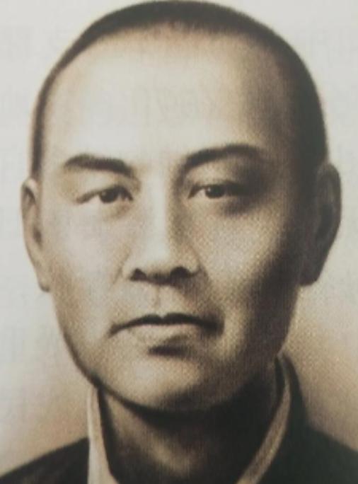 1938年7月，国军少将张岚峰率部投日。不久后他的弟弟张俊峰和日军发生纠纷，被日