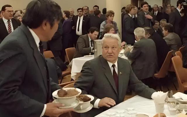 叶利钦为什么要搞垮苏联，看一下普京对叶利钦评价就明白了：“俄罗斯史上最大的罪犯是