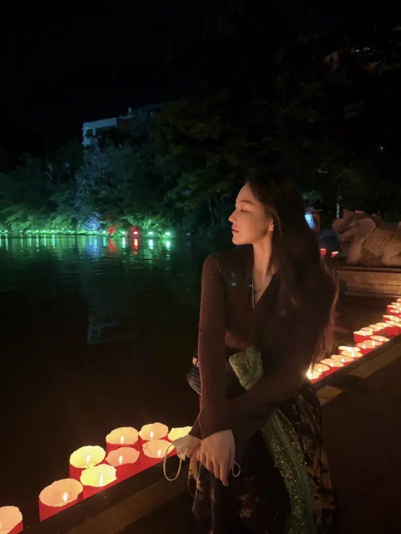 38岁张馨予去西双版纳，穿民族服饰美得太高级，何教官的福气不小！ ​​​