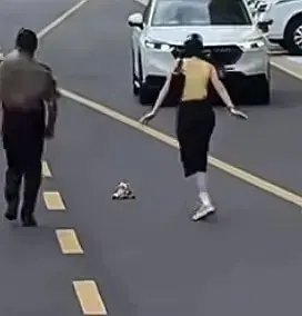 虞书欣上班路透图好可爱，结果粉丝拍下娃娃掉落全过程 
