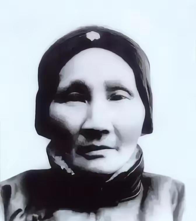 她是清末寡妇尼姑，却半路还俗嫁人，生下一子“祸害中国”至今。她就是王采玉。
 
