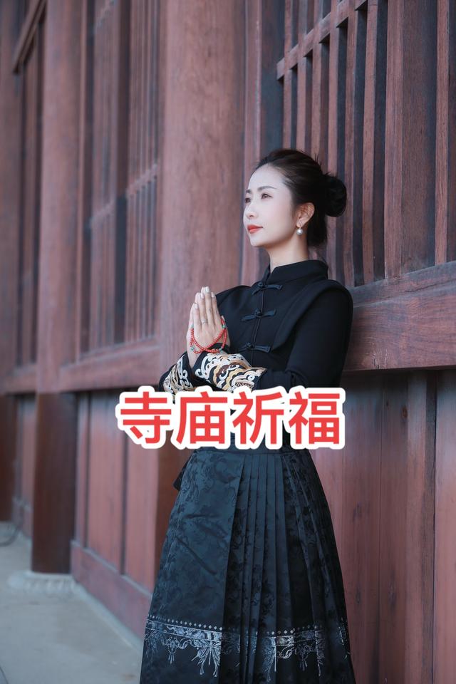 寺庙祈福人像
相机参数：
相机：佳能R
闪光灯：未使用，全部自然光
镜头：佳能2