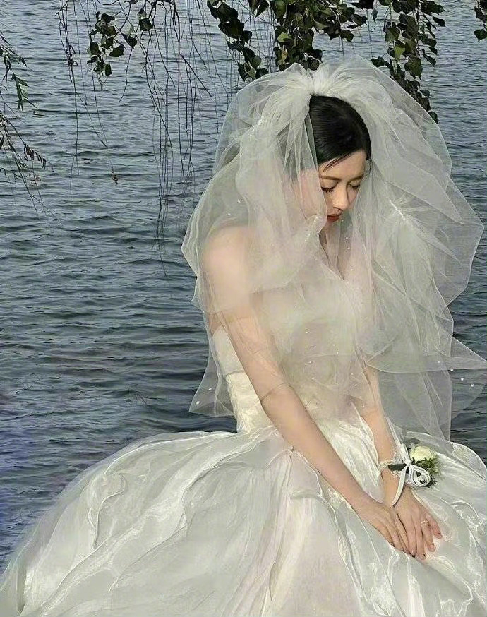 “   有风听风，下雨看雨，   生活并没有深意，   幸福和遗憾都藏在在日常里