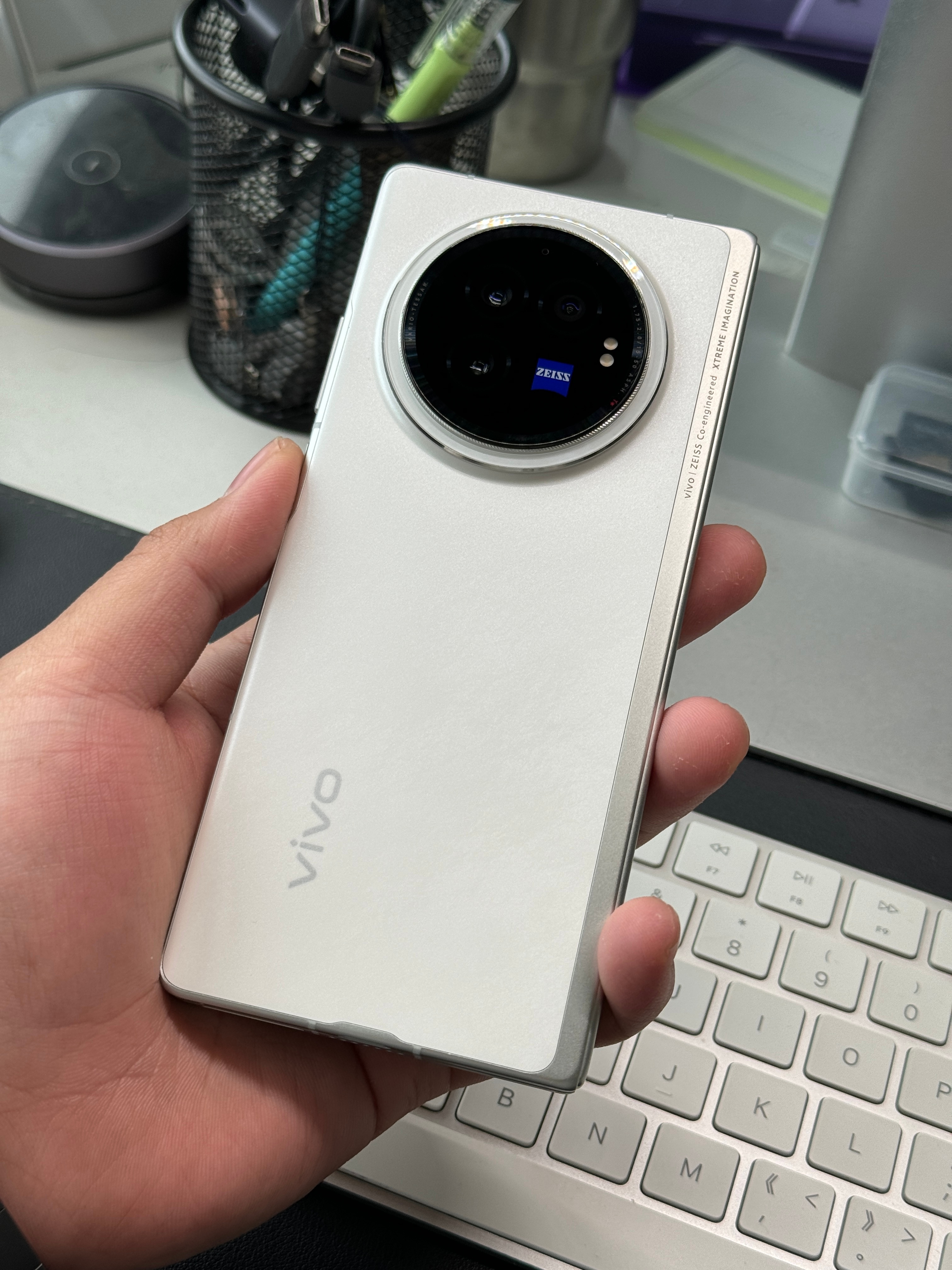 官网买的 vivo X Fold3 已经收到了，真的是超级轻超级薄，出乎意料的轻