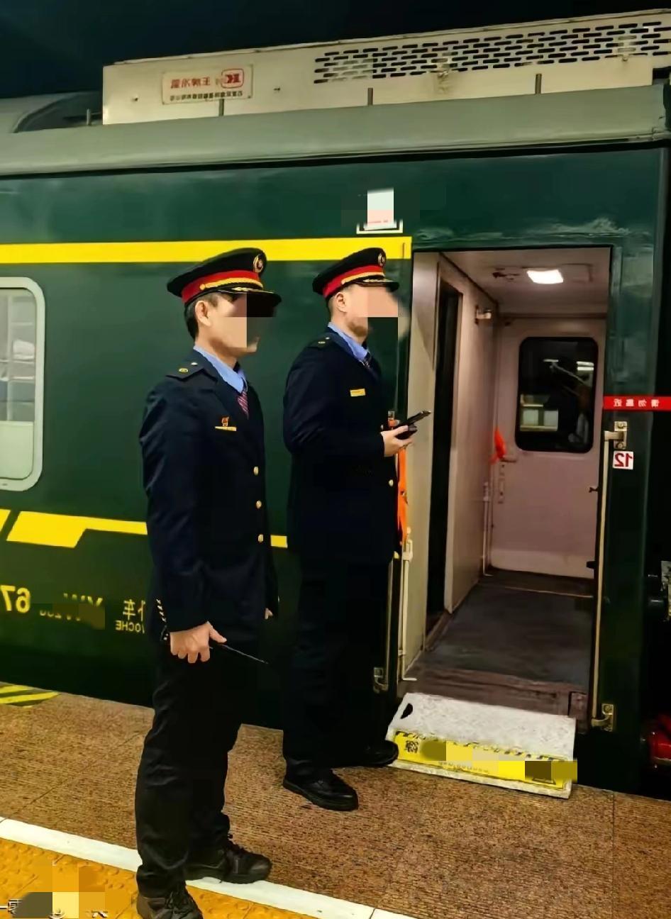 昆明铁路这场悲剧，
最戳心的从不是凌晨作业的猝不及防，也不是11个家庭的破碎，而