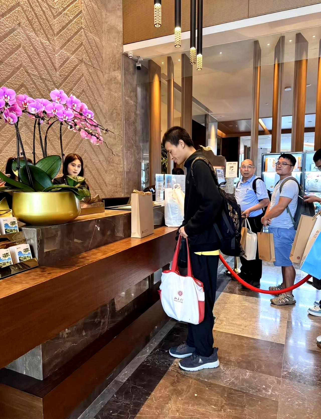 你敢信？
35岁“韦神”去酒店办入住，居然没带行李箱，就背着个黑包、拎仨袋子——