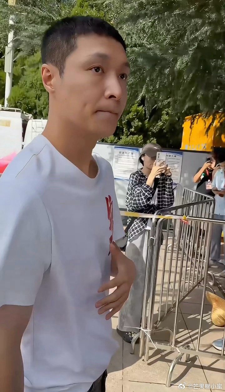 张艺兴剃寸头张艺兴为新电影《绽放》直接剃了寸头，还特意晒黑，放下偶像包袱去贴近角