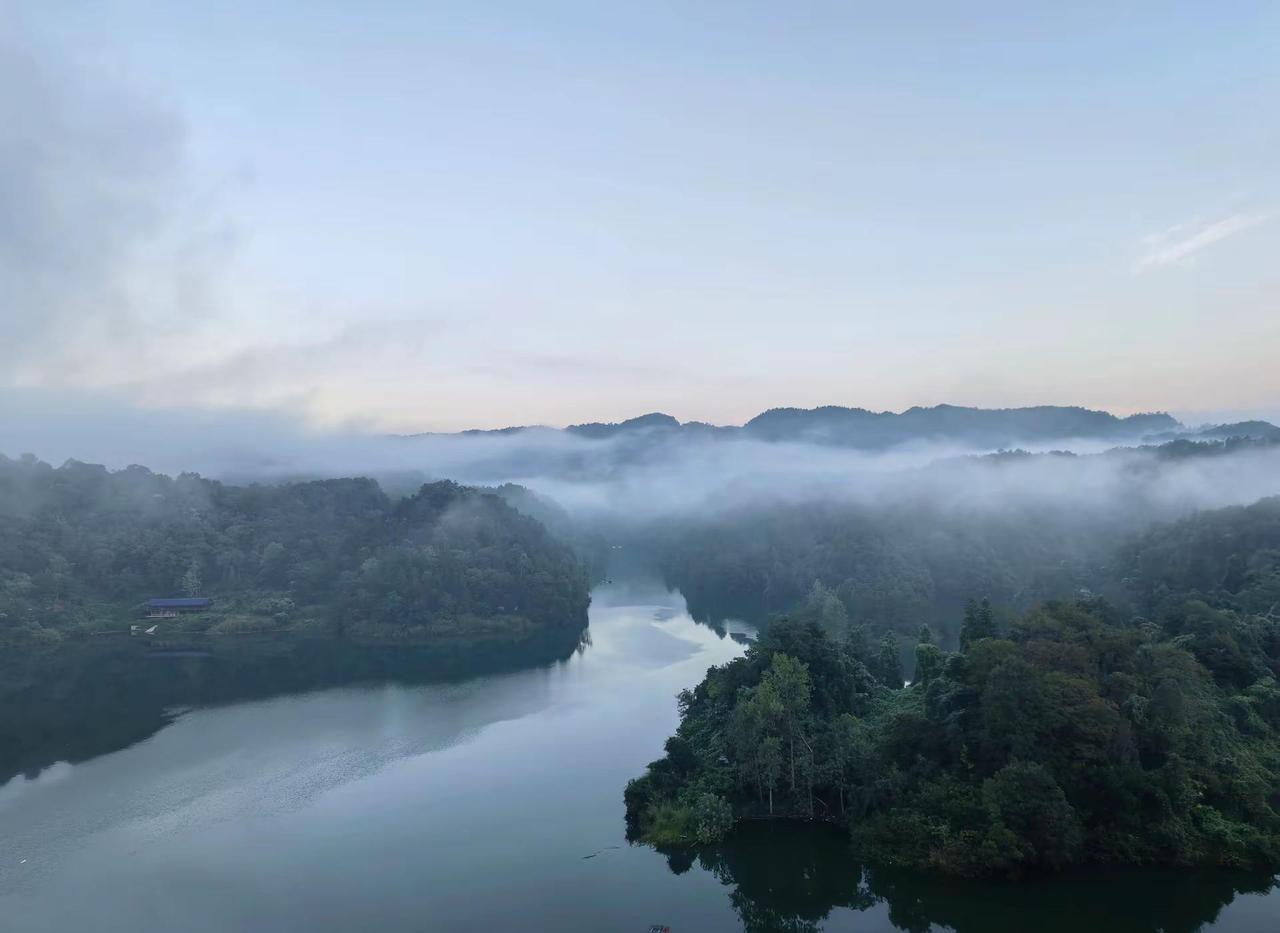 林深雾起时，方知岁月静。半生奔波终得闲，山水之间，心自安然。