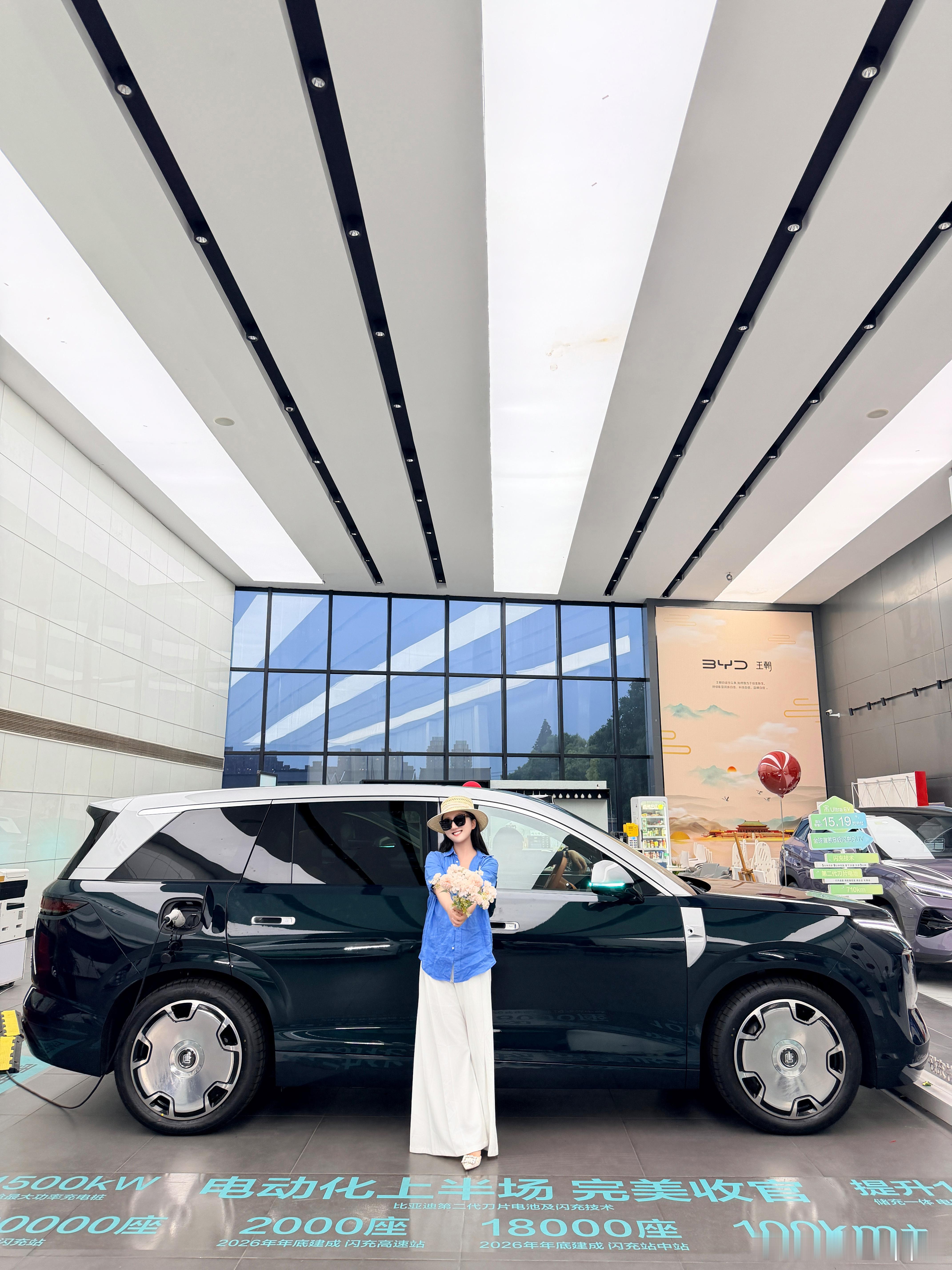 今天飞机一落地就去看了大唐EV 这台车在预售阶段就已经10万➕的预订量 真的可以