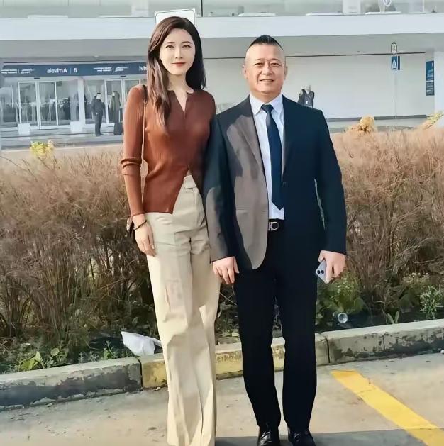 曾黎与香港导演王子鸣，是圈内少见相识多年、从朋友转恋人，低调相守不官宣的感情。