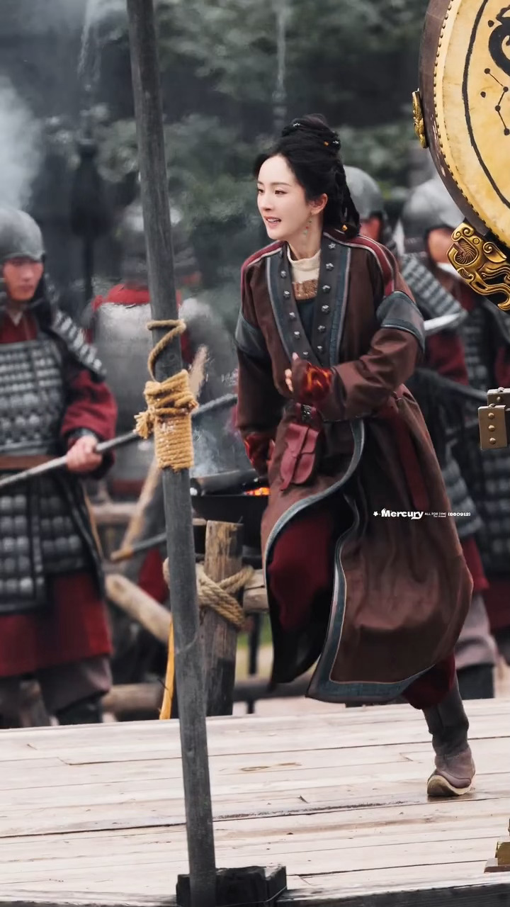 杨幂《江山大同》今日路透，好明媚的冯湮儿 