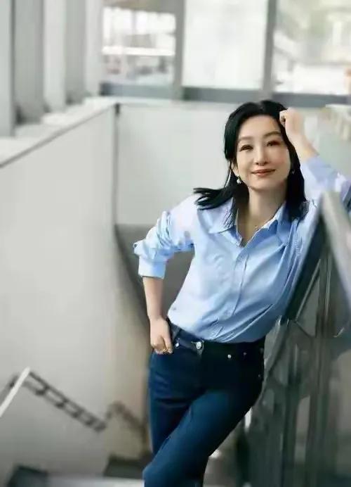 秦海璐，今年才47岁，就在《生万物》中饰演“老人”了，是不是以后就开始饰演"奶奶