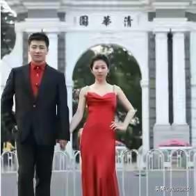 张雪峰和妻子的结婚照，珍贵老照片。年轻帅气，家庭美满，是好丈夫好爸爸，42岁正值