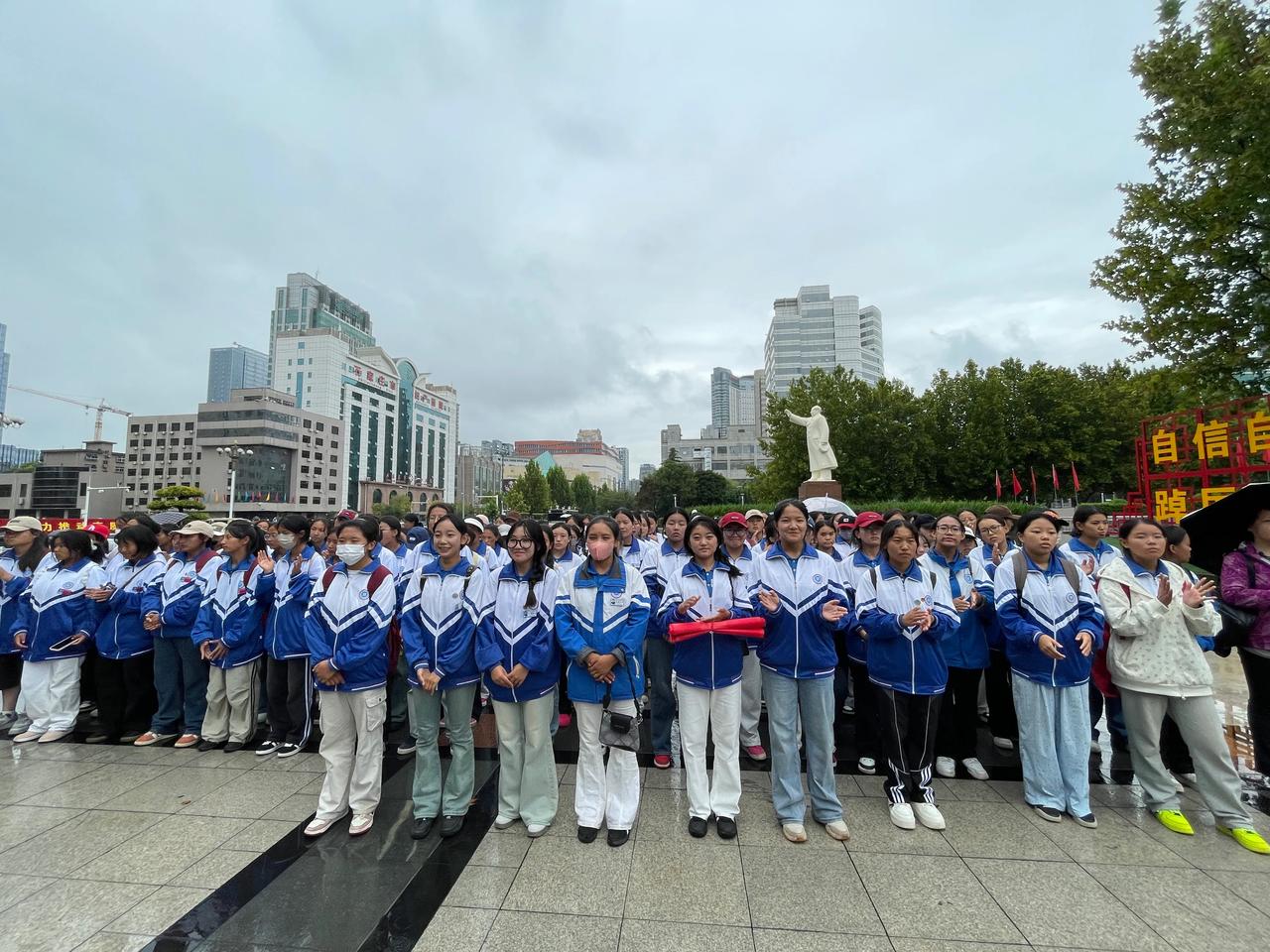   #国庆# #西藏# 来自西藏的同学们也来参加国庆75周年华诞摄影展开幕式。