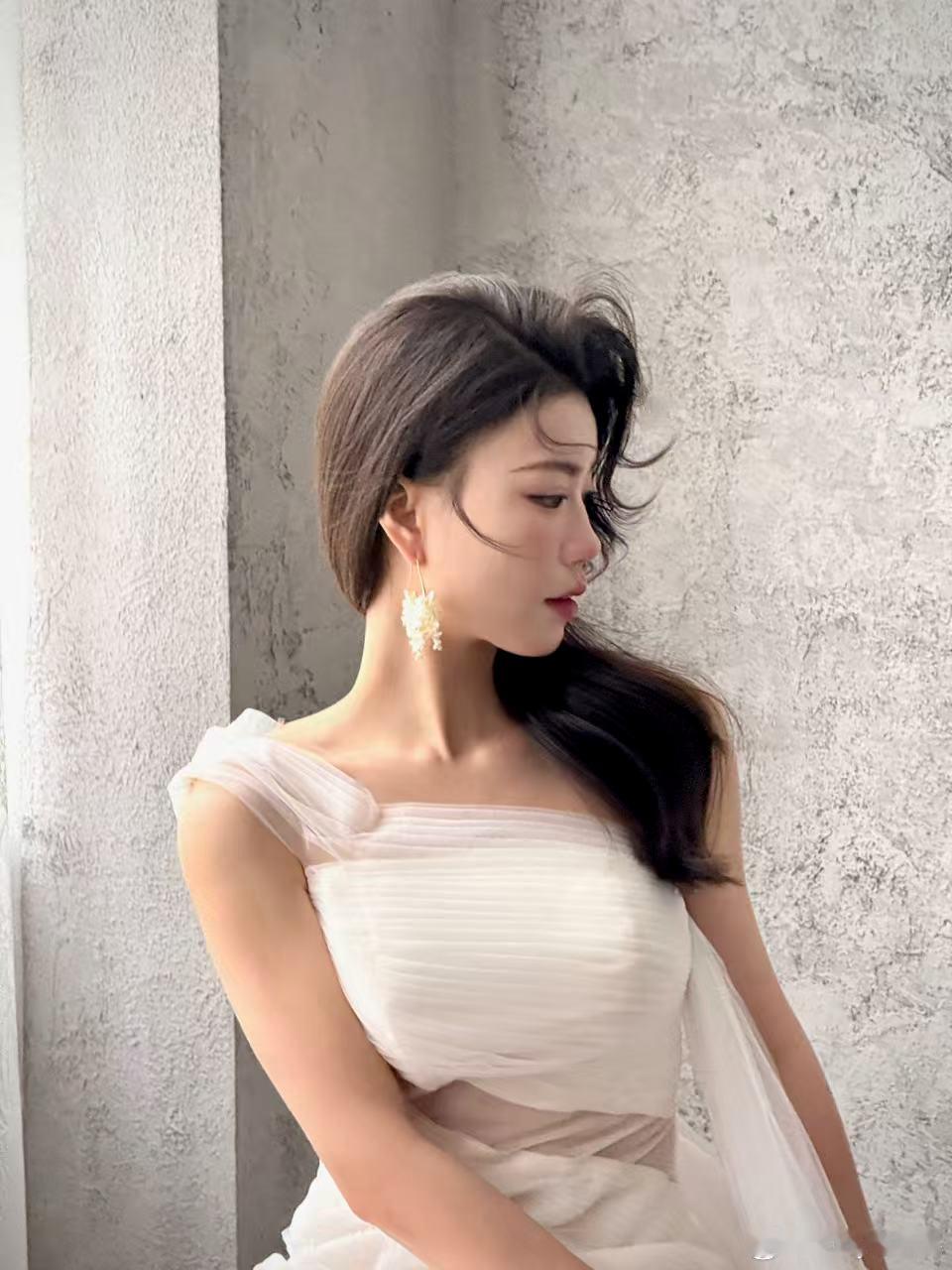 不得不说|这种情绪婚纱照太符合年轻人审美📽️这也美得太过了！强推轻复古小众婚纱