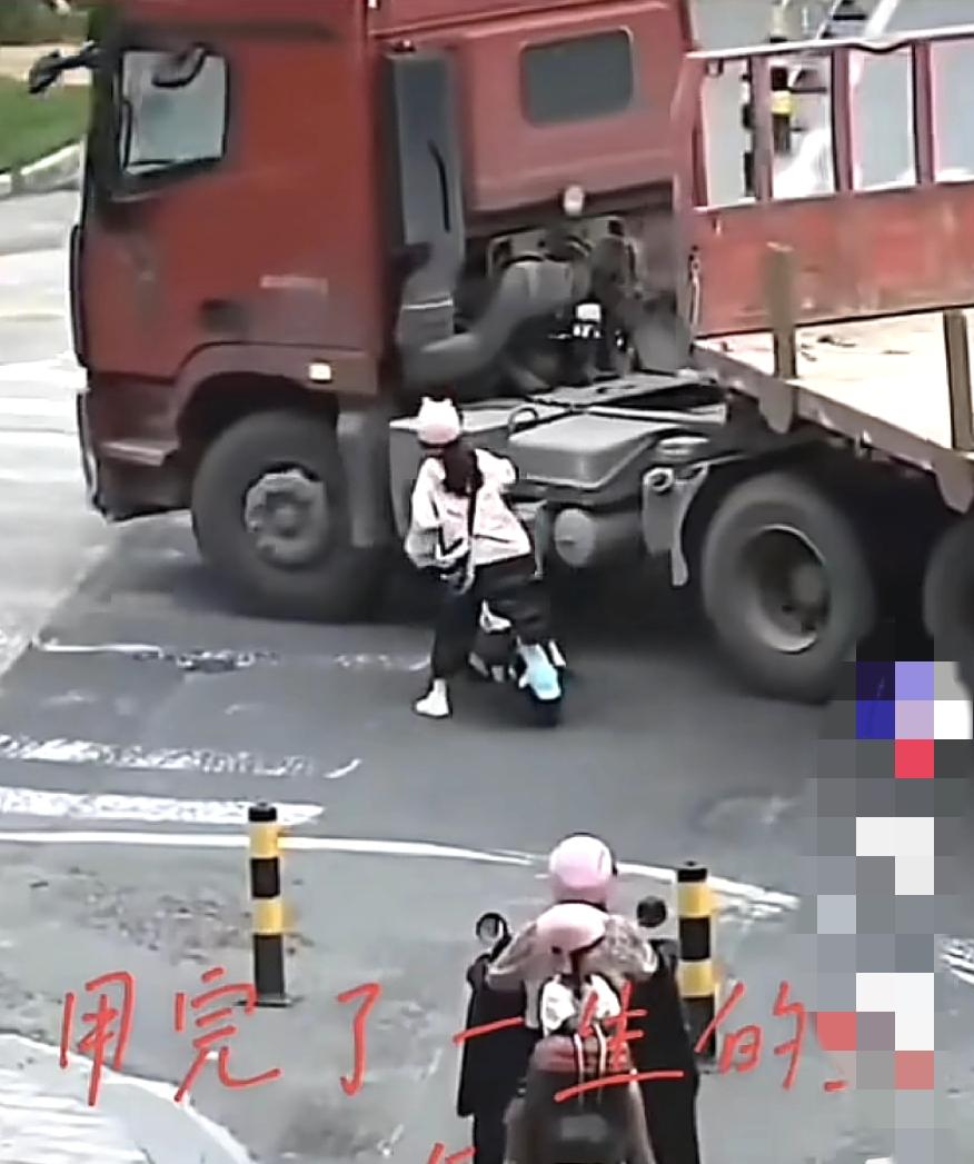 到十字路口，在大货车的盲区就非常危险，这位女士差一丁点，就被货车压到了，最后货车