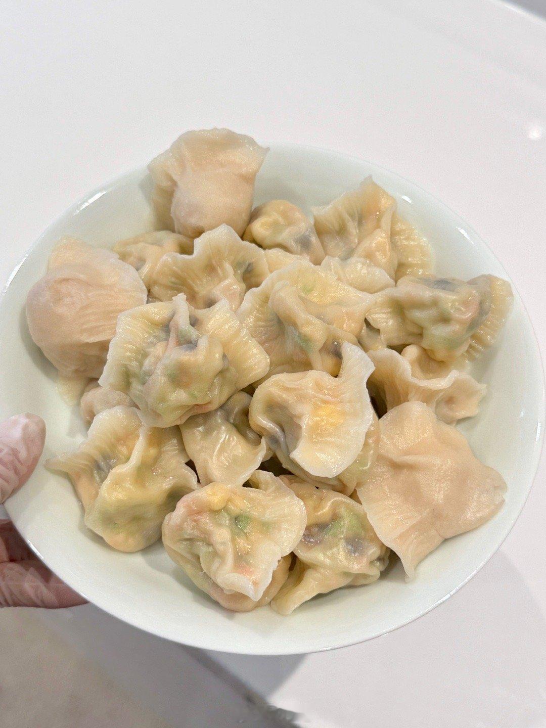 春天的颜色都在这个饺子馅儿里了！今天是西葫芦鸡蛋素馅饺子！加盐杀过的西葫芦，拌上