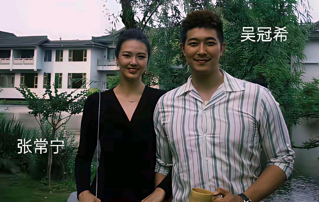 两个人看着真般配，身高差不多，都是运动员，现在二人在异地工作，各忙各的，以事业为