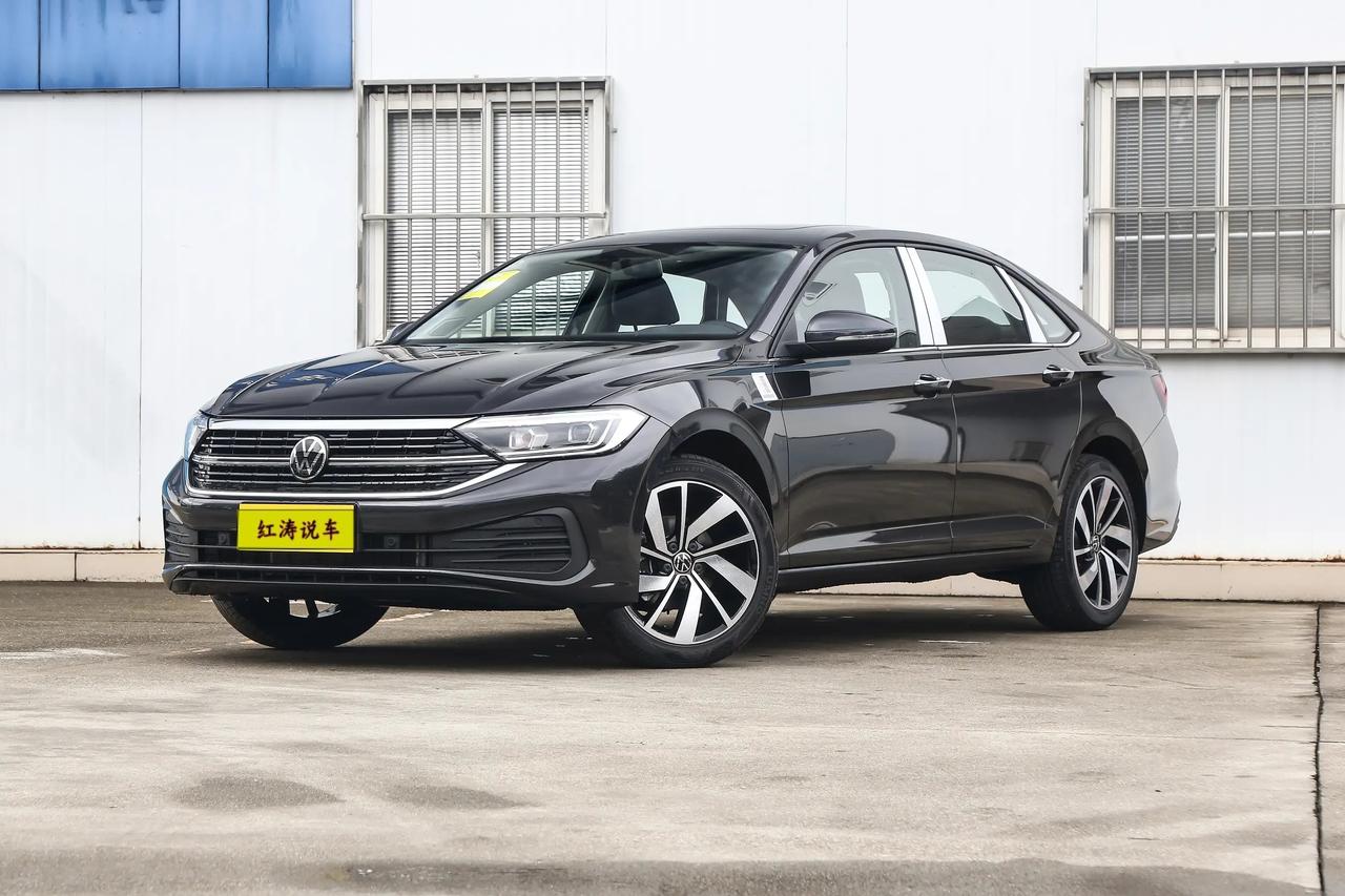 虽然大众速腾定位紧凑型A+级轿车，但它的车身宽度是偏窄的，后排坐满3名成年人就会