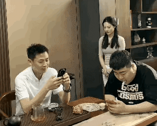 这助理咋回事，要不要给她加薪！