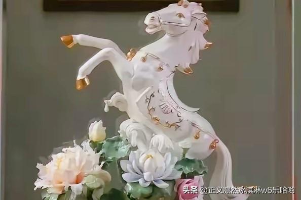德化马年生肖瓷最近走俏，真的是有它的道理！德化白瓷本身就闻名遐迩，质地温润如玉，