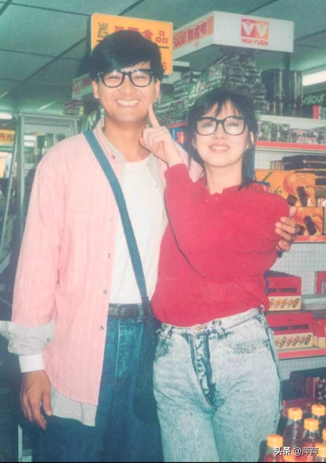 80年代港星经典合影，周润发与王祖贤戴黑框眼镜俏皮互动，满是青春气息，见证香港电