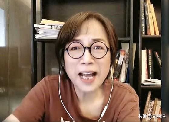 目前针对黄智贤的网友分两派：
一派是认为：黄大姐也顶不住压力了。
另外一派认为：