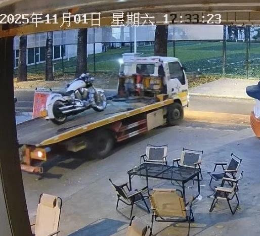 这是谁的车被叔叔拖走了？
我！
我！
就是～
我！
因为某些原因被调查
改了灯和