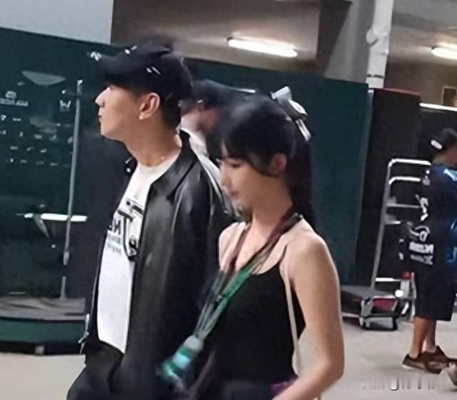 林俊杰携小21岁女友亮相！同框画面引热议