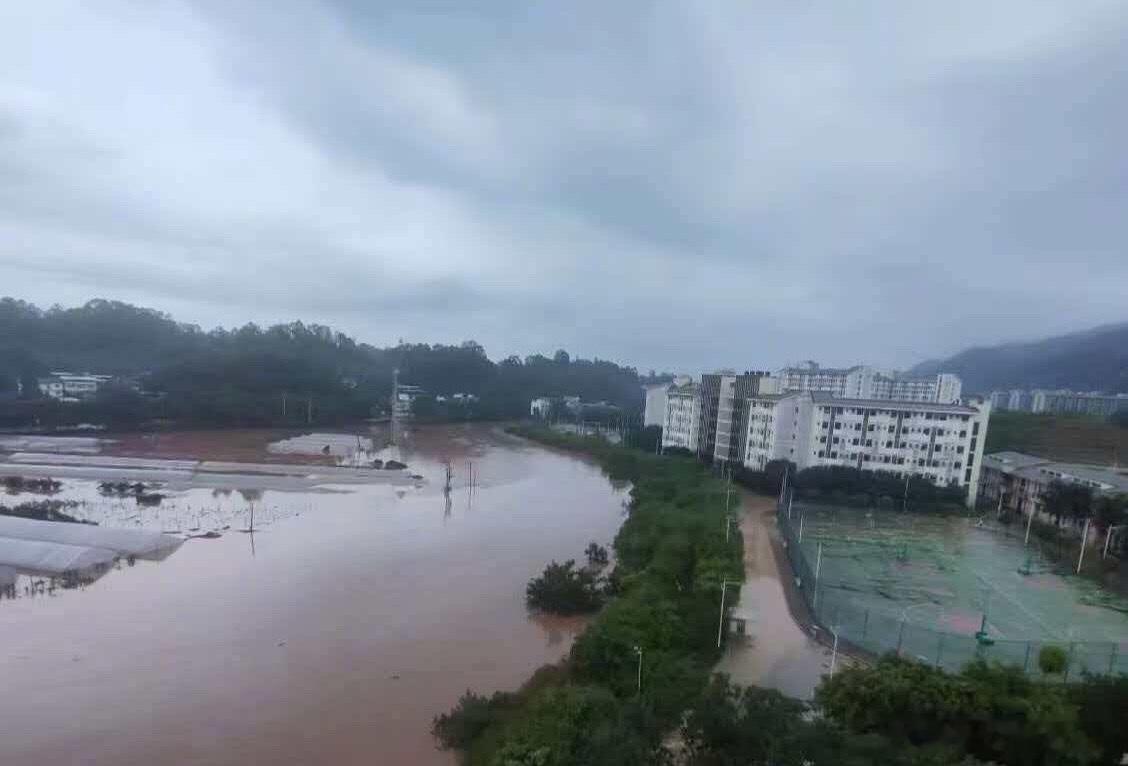 重庆永川暴雨怎么又到雨季了吗？赶紧停吧，下太大了成水灾了！还好，我们河南大太阳，