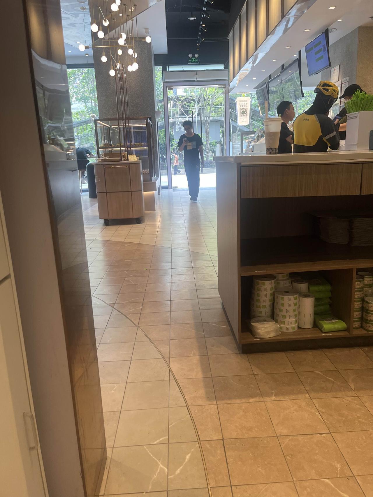 晒出你的本地生活写字楼楼下有家茶饮店是方便吗，但是用钱也方便了！