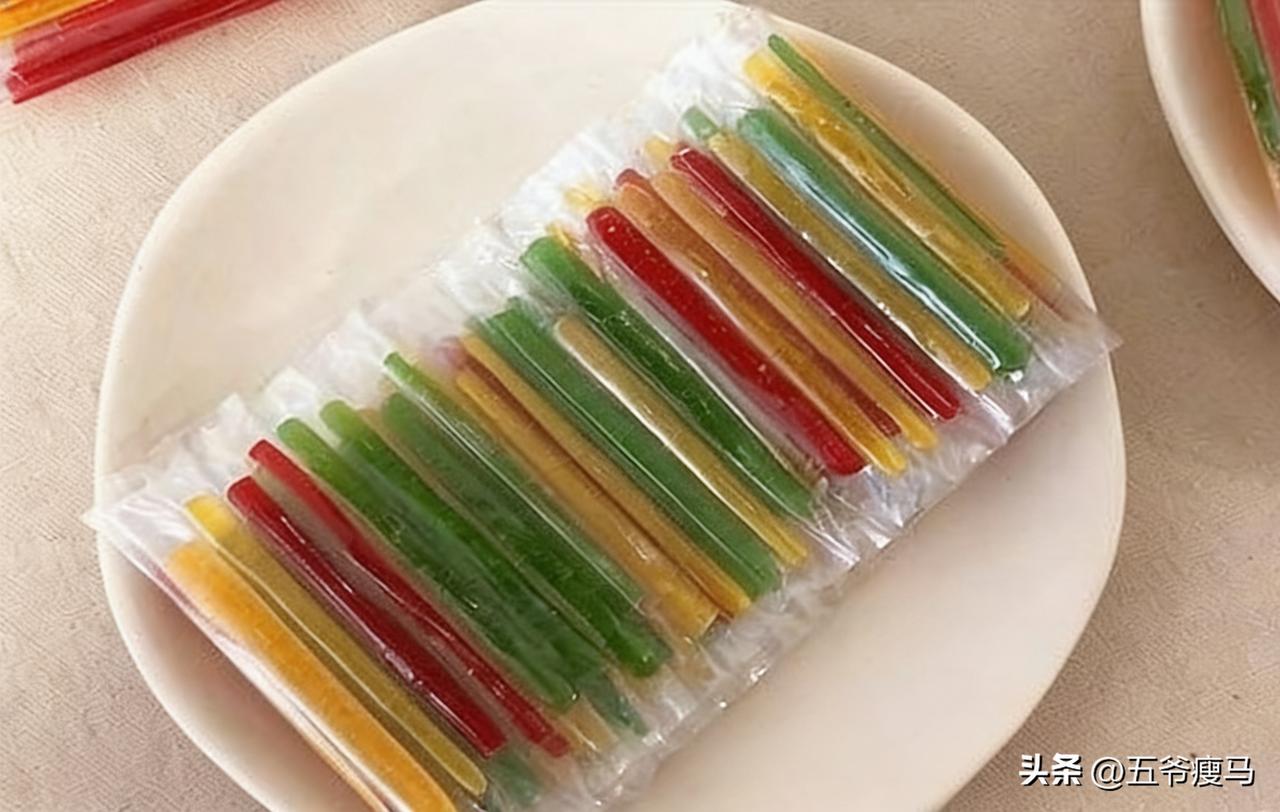 刷视频看到这张图片，时光仿佛瞬间被拉回了小学时代。
红的热烈、黄的明亮、绿的清新