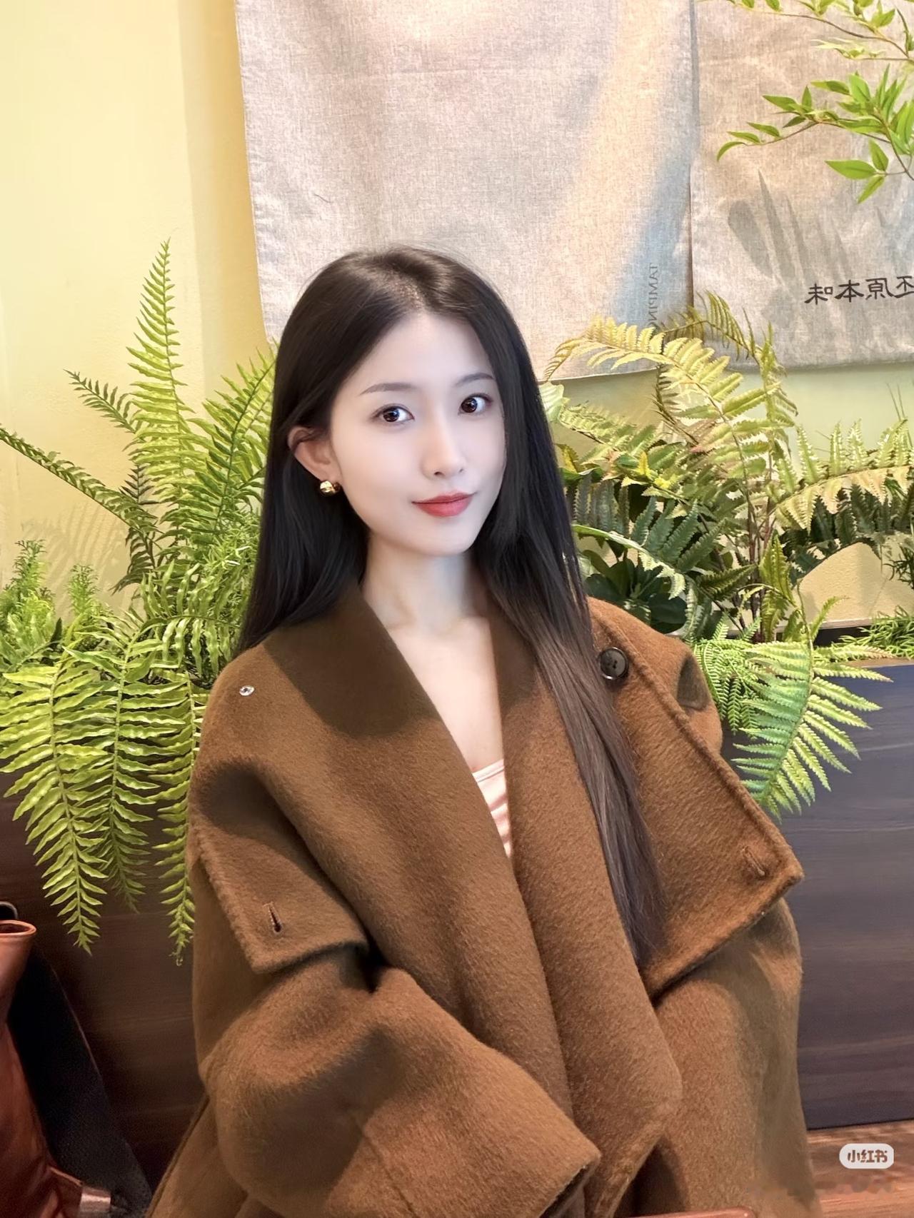 绿植映窗纱，美人倚案坐。