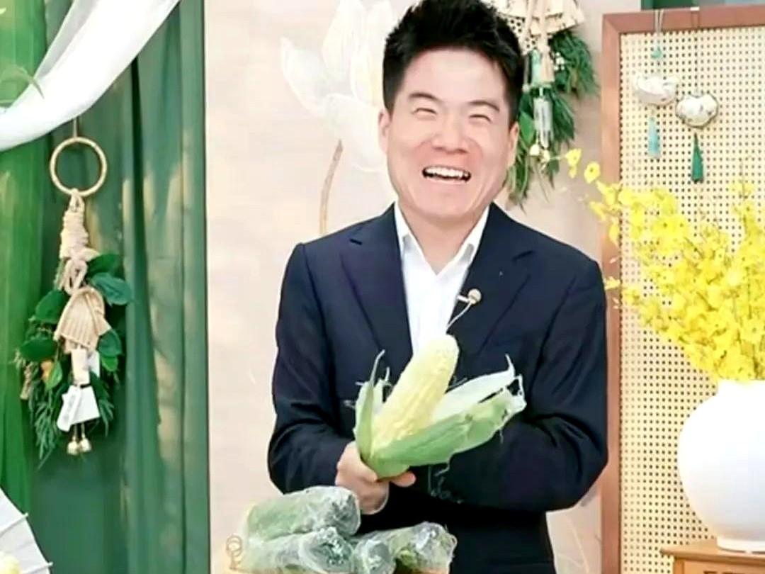 5月8日董宇辉刚开播，就收到评论区喜讯，只见他笑嘻嘻地说: