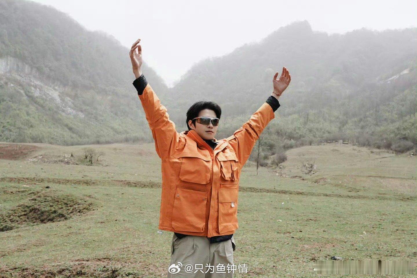 杨迪锐评魏大勋跟疯王 笑不活了！杨迪一句“跟疯王”精准定位大勋花的综艺灵魂。他模