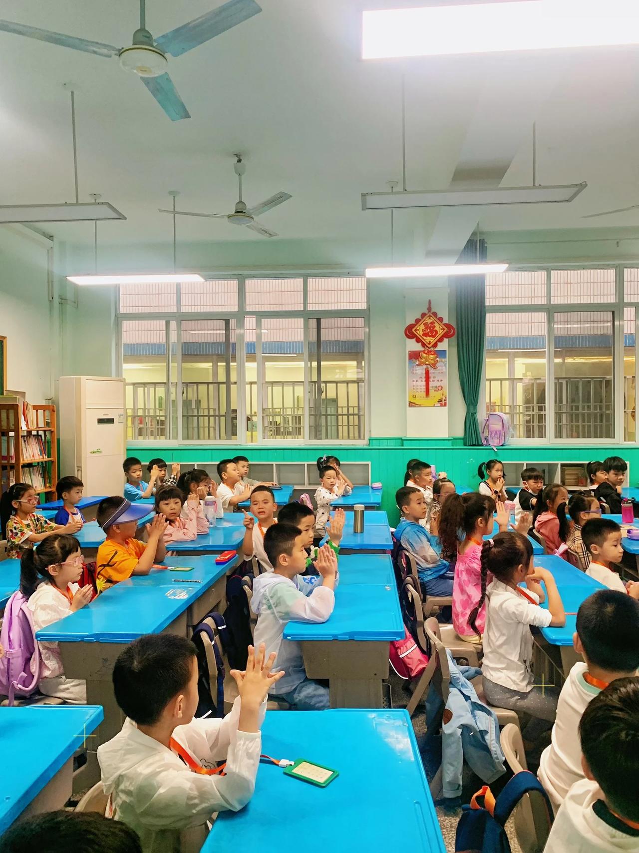 为什么学校频繁更换老师？孩子都不适应了！

今天我的孩子回家跟我说，她很不喜欢自