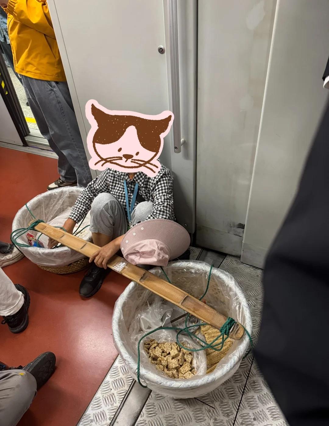 上海地铁，好！
各行各业的人都能有个落脚点
-
没有说不能上地铁
没有说不能坐地