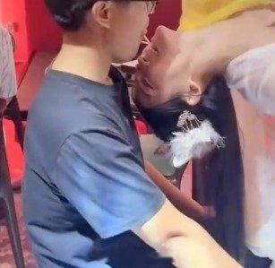 杭州一酒馆女舞者表演被指擦边艺术再往前一步就是耍流氓[挖鼻]  ​​​