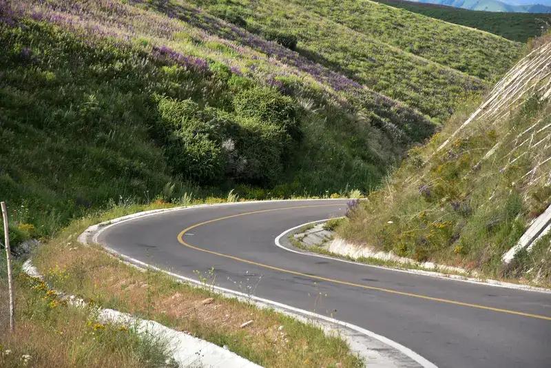 “条条‘路’里话信心”——这句话生动地表达了贵州在发展道路上的坚定信念和积极探索