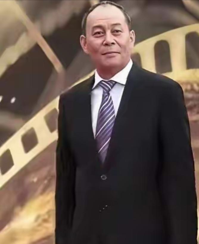 这位大哥穿得真正式啊！面熟吧，这位老戏骨出演了很多经典。很多人不知道他的名字。吕